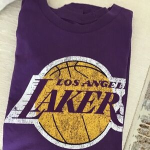 LOS ANGELES LAKERS TEE. MEN